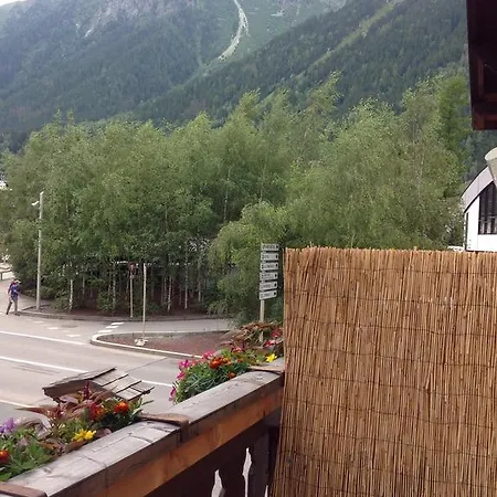 La Source Hotel *